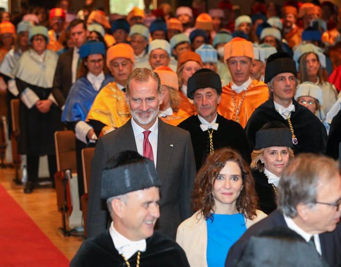 El Rey Felipe VI (c) a su llegada a la ceremonia de apertura del Curso Universitario 2022/2023, en el Edificio de Humanidades de la Universidad de Educación a Distancia (UNED), a 26 de septiembre de 2022, en Madrid (España)