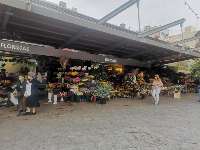 Puestos de flores en el Mercado Central de Alicante.