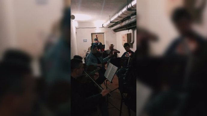 Esta orquesta continúa sus ensayos en Ucrania en un refugio antiaéreo por la guerra