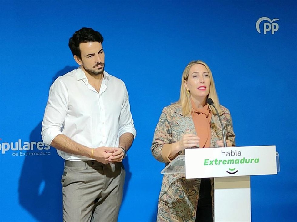 David Salazar y María Guardiola en la rueda de prensa en la que anuncian una enmienda a la totalidad conjunta a los PGEx 2023, en la sede de los 'populares'.