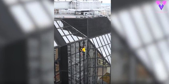 Esta escalador trepa por un rascacielos de París sin arnés ni protección