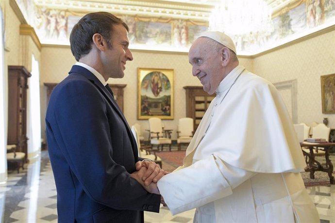 Archivo - El Papa Francisco recibe en el Vaticano al presidente francés,  Emmanuel Macron, en noviembre de 2021