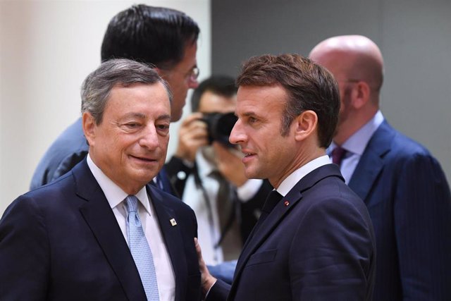 Mario Draghi, primer ministro en funciones de Italia, junto a Emmanuel Macron, presidente de Francia