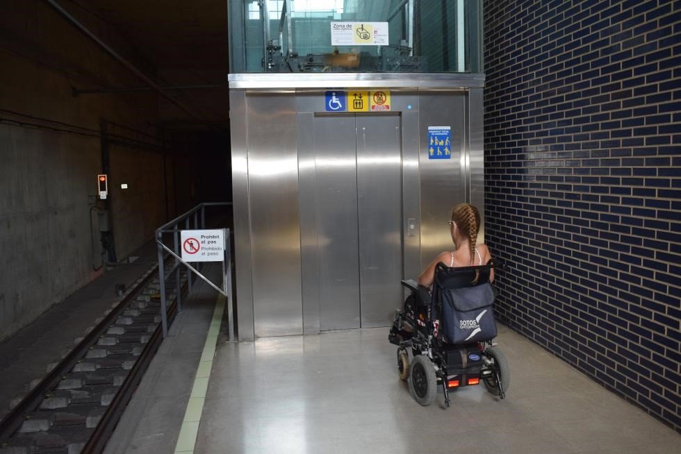 Mujer con discapacidad en el metro