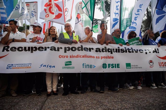 Un grupo de personas pertenecientes a sindicatos de trabajos sostienen banderines y una pancarta durante una concentración ante el Ministerio de Trabajo, a 6 de octubre de 2022, en Madrid (España). 