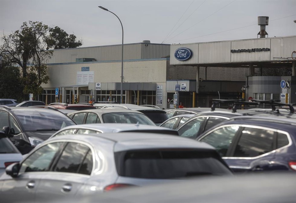 Un trabajador accede a la entrada de la factoría de Ford España, en Almussafes en el polígono industrial Rey Juan Carlos I, a 21 de octubre de 2022, en Almusafes, Valencia, Comunidad Valenciana (España). 