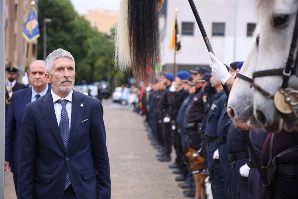 El ministro del Interior, Fernando Grande Marlaska, en la nueva comisaría del Polígono Sur, en Sevilla.