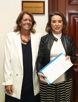La vicesecretaria sectorial del Partido Popular, Elvira Rodríguez, y la portavoz del PP en el Congreso, Cuca Gamarra  posan en la presentación de una enmienda a la totalidad a los Presupuestos en el Congreso, a 21 de octubre de 2022, en Madrid (España).