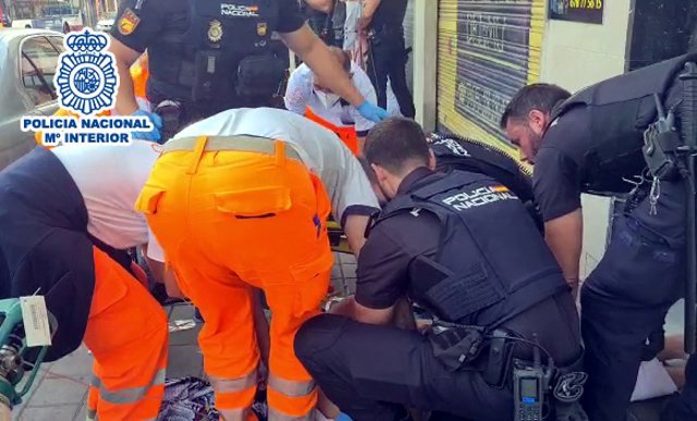 La Policía salva en el mismo día a un bebé de atragantarse y a un hombre que sufría un infarto en Alicante