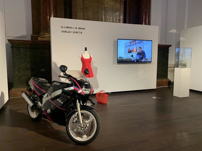La moto de 'Bardem' y el vestido de 'Penélope Cruz', en la exposición sobre los 30 años de 'Jamón Jamón' en Valladolid.