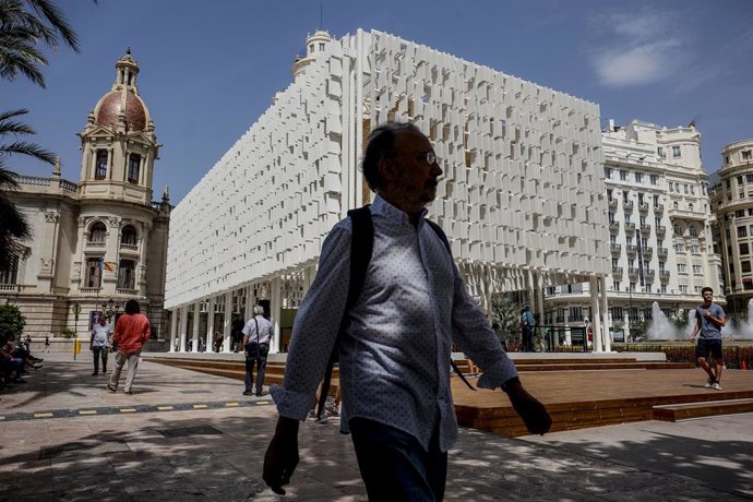 Archivo - Una persona pasea frente al monumento 'Ágora Valncia (archivo)