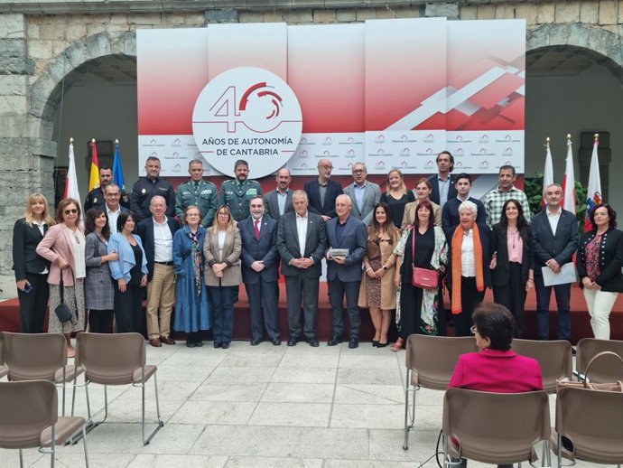 El Parlamento acoge el acto del 50 aniversario del Teléfono de la Esperanza