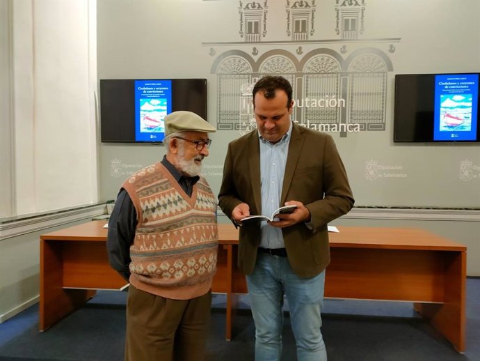 El autor del libro 'Ciudadanos y creyentes de convicciones', Rodolfo Pérez García (i), junto al diputado de Cultura de Salamanca, David Mingo (d), en La Salina