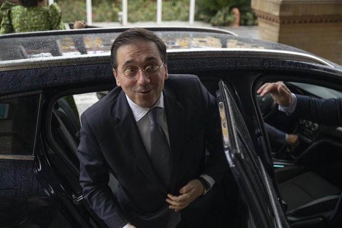 El ministro de Asuntos Exteriores, Unión Europea y Cooperación, José Manuel Albares, a su llegada a su conferencia coloquio en Sevilla.