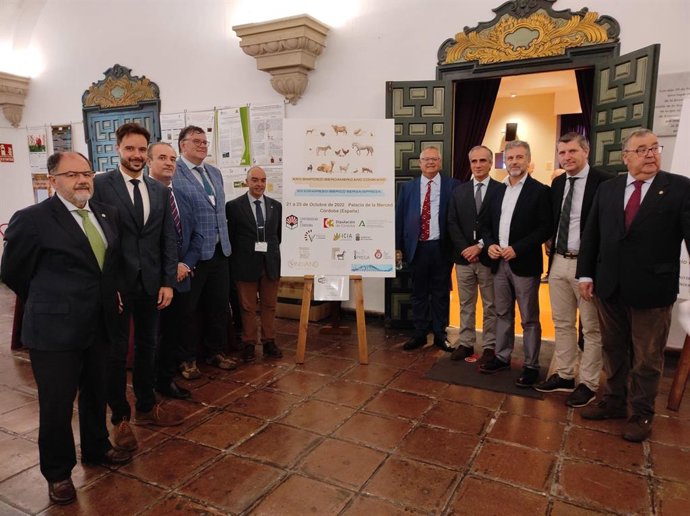 El delegado de Agricultura de la Diputación de Córdoba, Francisco Ángel Sánchez (tercero por la dcha.), junto a otras autoridades, en la inauguración del Regad 2022.