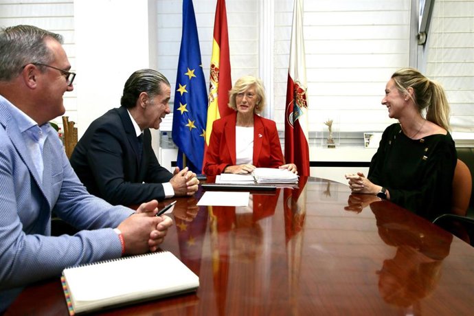 La consejera de Educación, Marina Lombó, y el presidente de la AEHC,Francisco Agudo