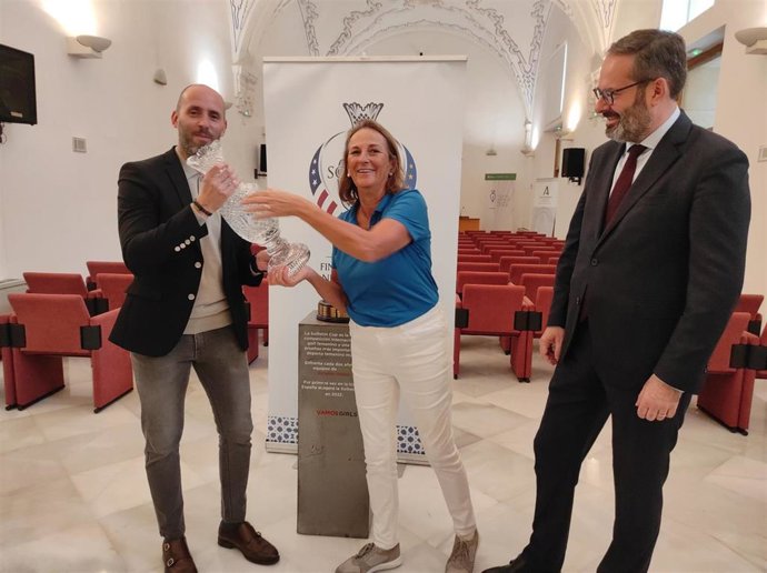 Romero entrega a Lucena, en presencia de Molina, el trofeo del Torneo Solheim Cup 2023.