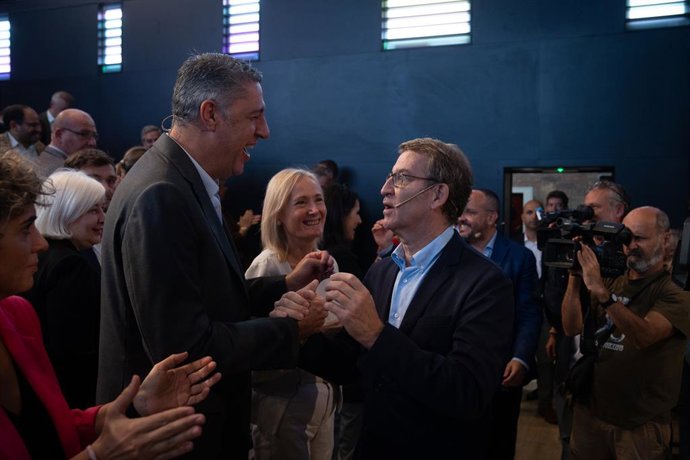 El president del PP, Alberto Núñez Feijóo (d), parla amb l'exalcalde de Badalona Xavier García Albiol (e) 