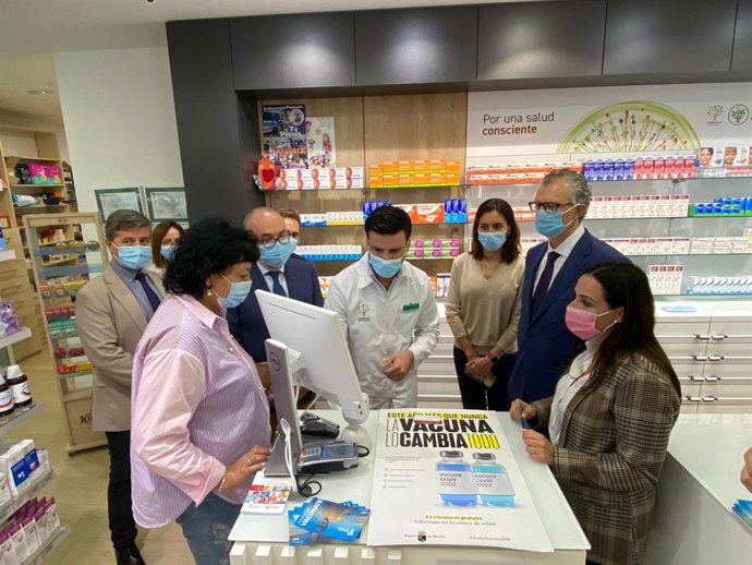 El consejero de Salud, Juan José Pedreño, y la presidenta del Colegio Oficial de Farmacéuticos, Paula Payá, visitan una farmacia de Yecla adherida al programa piloto para incentivar la vacunación de covid y gripe en mayores de 60 años