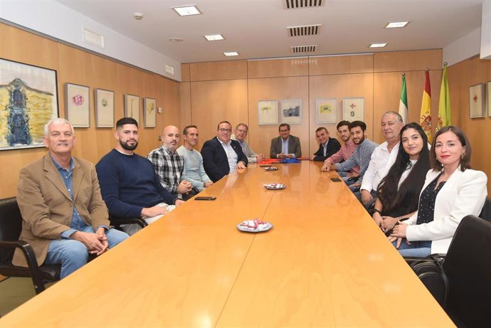 El presidente de la Diputación de Granada, José Entrena, recibe a los integrantes del Club Atletismo Delsur.