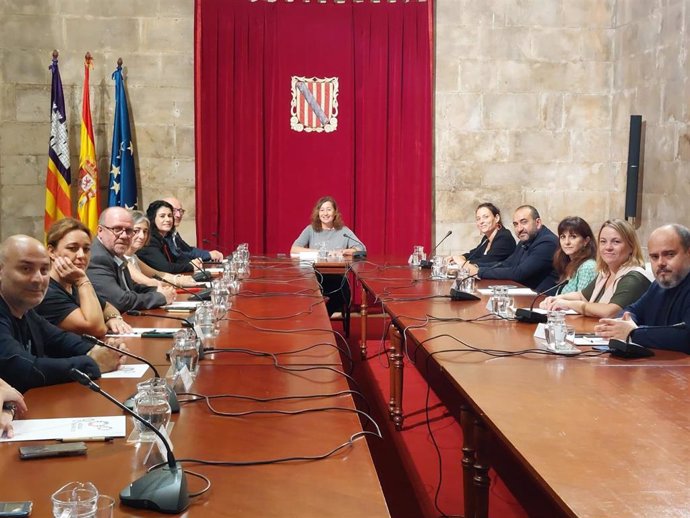 La presidenta del Govern, Francina Armengol, acompañada de la directora general de Trabajo y Salud Laboral, Virginia Abraham, se reúne con los secretarios generales de CCOO de Baleares, Comunitat Valenciana y Cataluña.