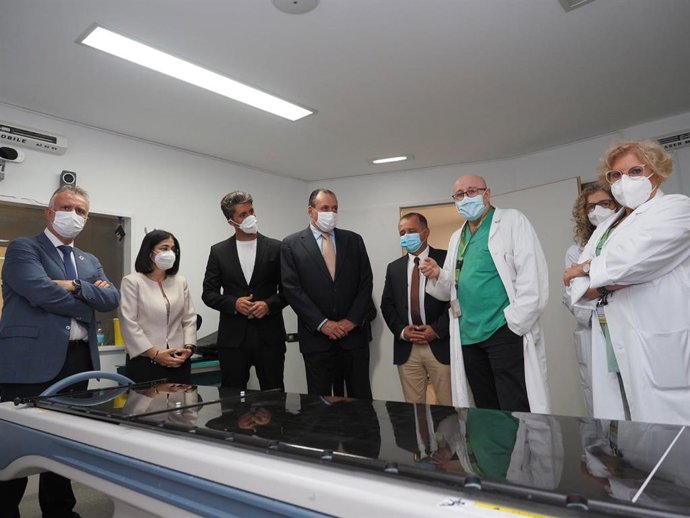 El presidente de Canarias, Ángel Víctor Torres, y la ministra de Sanidad, Carolina Darias (i). Compruebas el nuevo equipamiento tecnológico del HUC