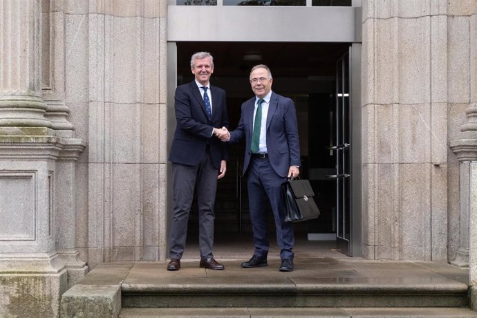 El presidente de la Xunta, Alfonso Rueda, y el alcalde de Santiago, Xosé Sánchez Bugallo.
