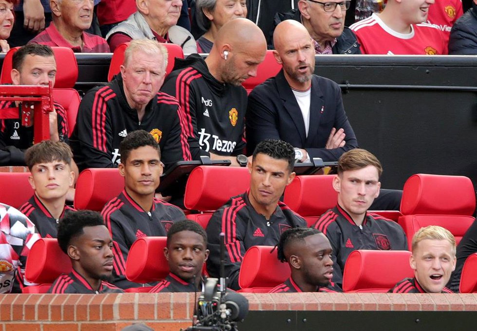 Archivo - Erik Ten Hag, técnico del Manchester United, y Cristiano Ronaldo, en el banquillo