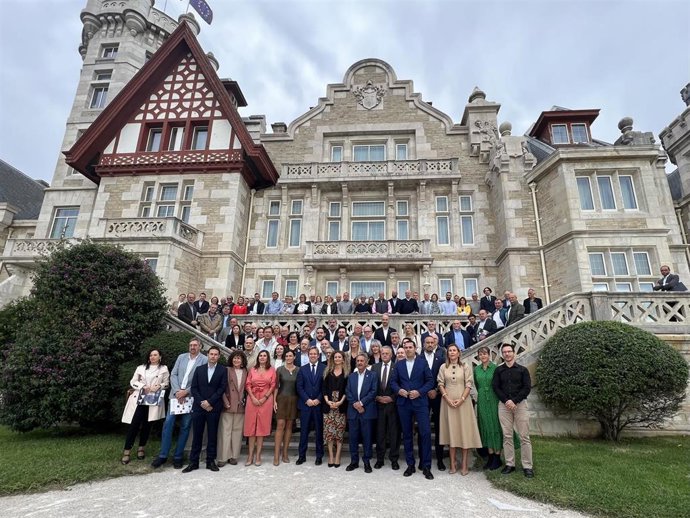 Autoridades en la XXXV Asamblea ordinaria de la Federación de Municipios de Cantabria (FMC)
