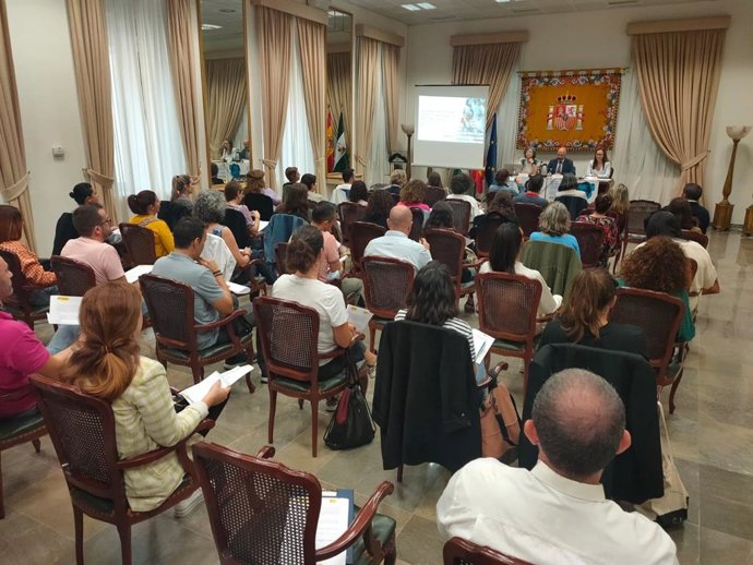 El subdelegado Javier Salas en el taller 'Nociones básicas para la detección y atención a víctimas de trata en contextos migratorios'.