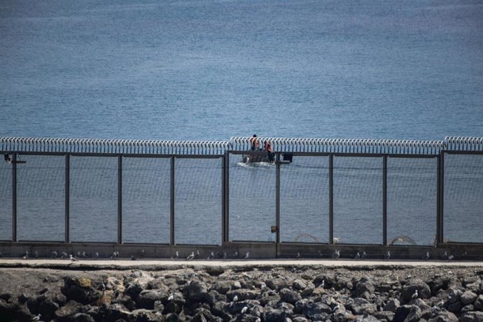 Archivo - Guardias marroquíes en lancha