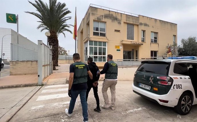 Agentes de la Guardia Civil con el detenido.