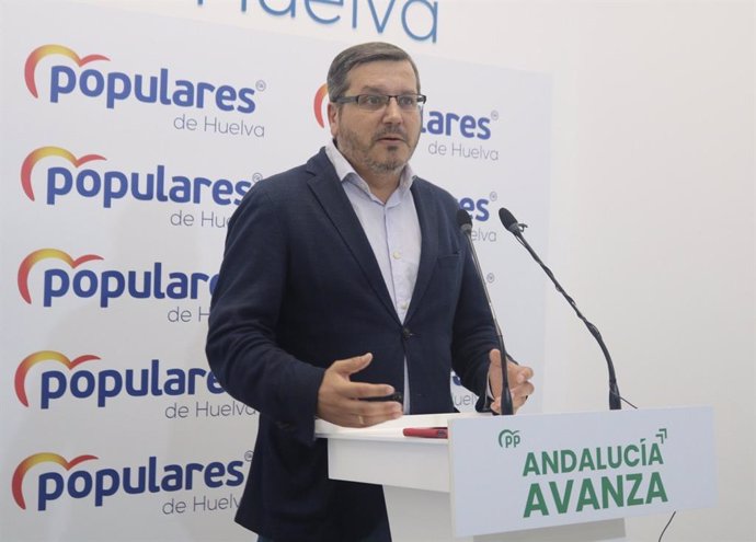 El vicesecretario de Organización del PP-A, Alejandro Romero, en rueda de prensa.