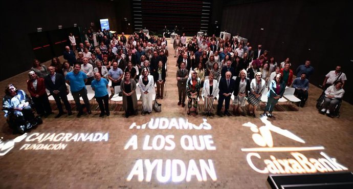 Acto de entrega de las ayudas del programa 'Ayudamos a los que ayudan'.