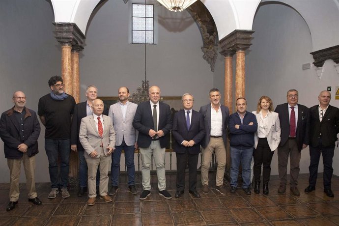 El presidente de la Diputación de Córdoba, Antonio Ruiz (sexto por la izda.), junto a representantes de las entidades beneficiarias.