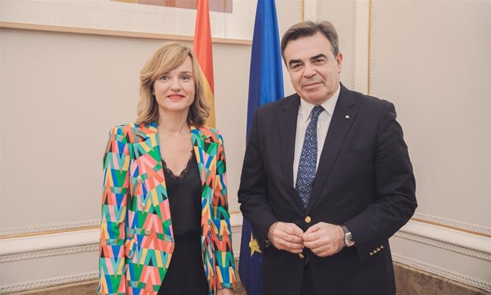 La ministra de Educación y Formación Profesional, Pilar Alegría, se ha reunido este viernes con el vicepresidente de la Comisión Europea, Margaritis Schinas,