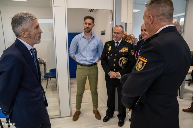 El ministro del Interior, Fernando Grande Marlaska, en la inauguración de la comisaría de la Policía Nacional en el Polígono Sur.