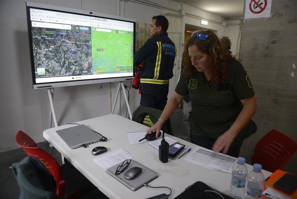 Mando instalado para coordinar el dispositivo de búsqueda de la avioneta, a 20 de octubre de 2022, en A Gudiña, Ourense, Galicia (España). Continúa la búsqueda de una avioneta contraincendios desaparecida que había partido de la base de Doade, en Lugo,