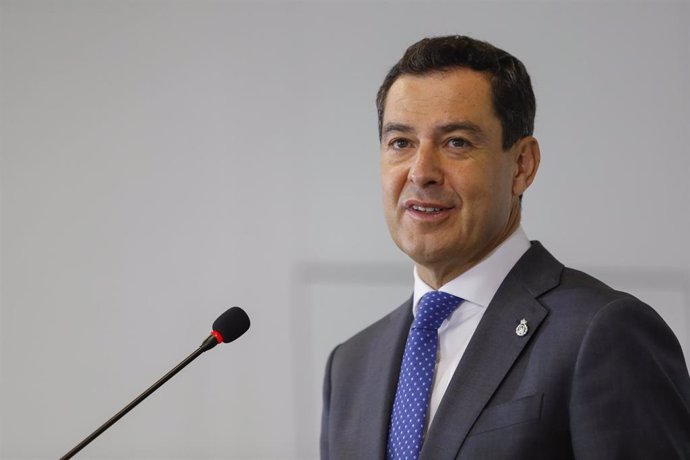 El presidente de la Junta de Andalucía, Juanma Moreno, visita las nuevas instalaciones de Rovi