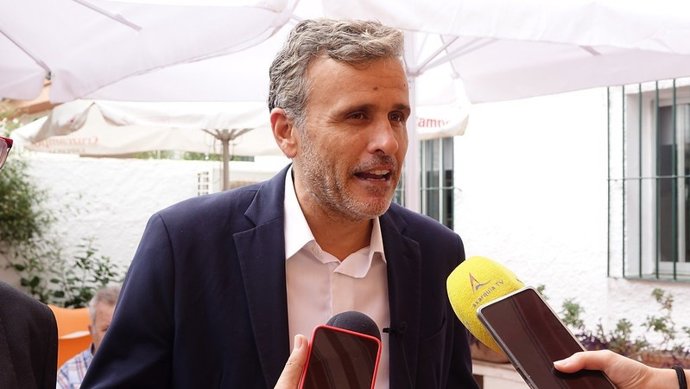 El coordinador del Área Institucional del PSOE de Andalucía, Ignacio López,  atiende a los medios