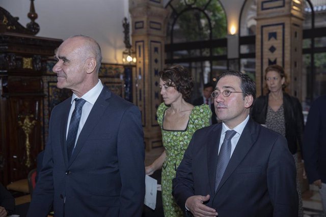 El ministro de Asuntos Exteriores, Unión Europea y Cooperación, José Manuel Albares (d), junto al alcalde de Sevilla, Antonio Muñoz, en el acto organizado en el Alfonso XIII.