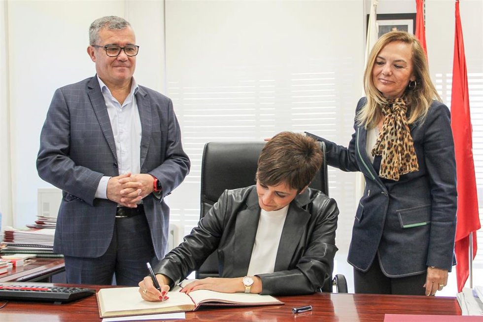 El alcalde de Arganda del Rey, Guillermo Hita, y la ministra de Política Territorial y portavoz del Gobierno, Isabel Rodríguez,