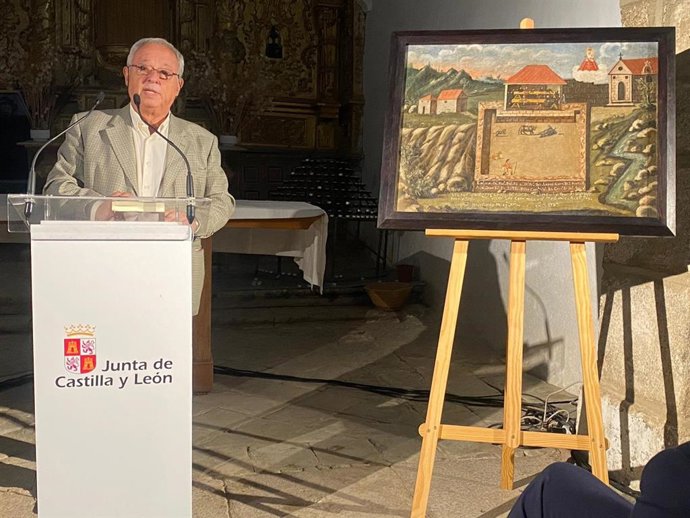 Santonja con el cuadro restaurado y  entregado a Narrillos.