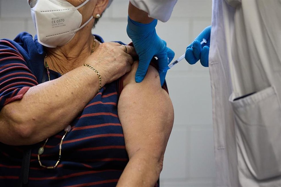 Un enfermero vacuna a una mujer
