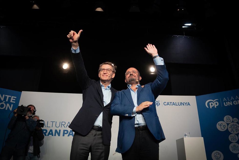 El coordinador general del PP, Elías Bendodo (d), y el presidente del PP, Alberto Núñez Feijóo (i), saludan en la inauguración de la ronda de convenciones sectoriales del PP en la Biblioteca Francesca Bonnemaison, a 21 de octubre de 2022, en Barcelona, 
