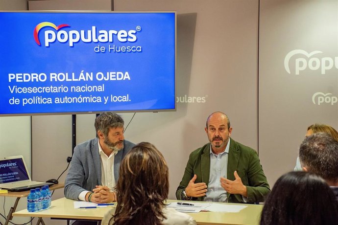 El vicesecretario nacional de Política Autonómica y Local y senador del PP, Pedro Rollán, en Huesca, donde se ha reunido con diputados 'populares' en la provincia altoagonesa.