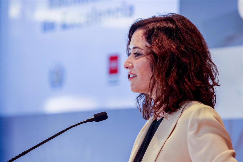 La presidenta de la Comunidad de Madrid, Isabel Díaz Ayuso, interviene en un acto en el instituto San Mateo en el X aniversario del Bachillerato de Excelencia, a 21 de octubre de 2022, en Madrid (España). 