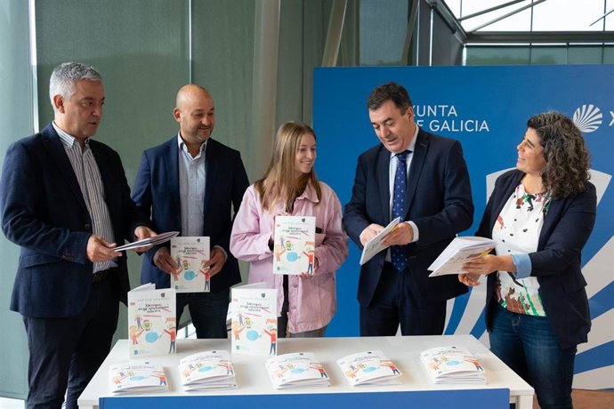 El conselleiro de Cultura, Educación, FP e Universidades, Román Rodríguez, presenta la edición de A galiña azul en ucraniano junto a miembros de la comunidad educativa procedentes de Ucrania