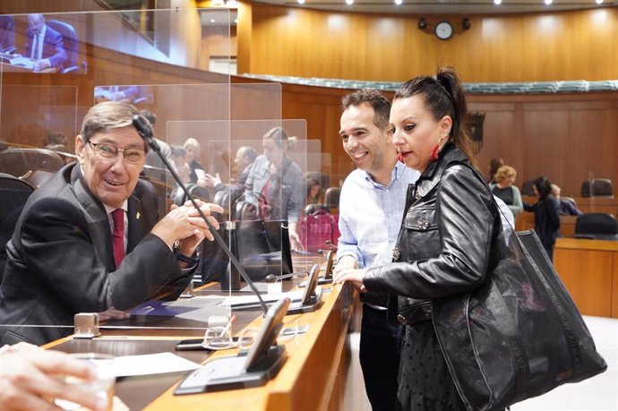 El vicepresidente del Gobierno de Aragón y consejero de Industria, Arturo Aliaga, con los diputados del PAR Jesús Guerrero y Esther Peirat.