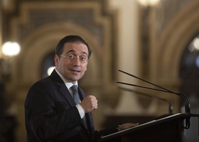 El ministro de Asuntos Exteriores, Unión Europea y Cooperación, José Manuel Albares, durante su intervención en el acto. A 21 de octubre de 2022 en Sevilla (Andalucía, España). El ministro de Asuntos exteriores ha participado hoy en un desayuno-coloquio